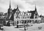 Im Zuge des Neubaus des Flensburger Bahnhofs wurde der 1883 gebaute alte Bahnhof zum ersten Zentralen Omnibusbahnhof (ZOB) ausgebaut. (1928) <i>Foto: RVM</i>