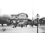 Der Bahnhof Hamburg-"Klosterthor" (damalige Schreibweise) befand sich von 1866 bis 1906 etwa 300 Meter südlich vom Steintor bzw. dem Südportal des jetzigen Hamburger Hauptbahnhofes im damaligen Stadtteil Klostertor, etwa auf Höhe der Straßen Hühnerposten und Altstädter Straße. Er bildete bis zu diesem Zeitpunkt das Ende der Hamburg-Altonaer Verbindungsbahn, die nordwärts zur Altona-Kieler Eisenbahn führte. Von hier aus führte ein Verbindungsgleis zum seinerseits noch etwa 150 Meter weiter südlich gelegenen Berliner Bahnhof der Berlin-Hamburger Eisenbahn. Später wurde ein weiteres Verbindungsgleis zum Hannoverschen Bahnhof (bis 1892 offiziell Venloer bzw. Venlo-Hamburger Bahnhof) und zur Hamburger Hafenbahn errichtet, das auf der Straße direkt vor dem Portal des Berliner Bahnhofs vorbeiführte. Der Bahnhof Klosterthor wurde nach Inbetriebnahme des neuen Hauptbahnhofes zum Bahnpostamt des unmittelbar dahinter südlich errichteten Hauptpostamtes Hühnerposten ausgebaut. An der Stelle des früheren Bahnhofsgebäudes befindet sich jetzt die Markthalle Hamburg, und das ehemalige Hauptpostamt beherbergt jetzt die Zentralbibliothek der Hamburger Öffentlichen Bücherhallen. (1902) <i>Foto: RVM-Archiv (Lachmund)</i>