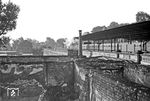 Ein Schnellzug durchfährt den vom Krieg arg in Mitleidenschaft gezogenen Bahnhof Mainz Süd (heute: Bahnhof Mainz Römisches Theater). (08.1951) <i>Foto: A. Dormann, Slg. W. Löckel</i>