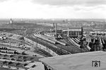 Blick vom Hansahochhaus am Hansaring auf den Betriebsbahnhof Köln, in der Bildmitte sind Ringlokschuppen und Kohlehochbunker des Bw Köln Bbf zu sehen. Links die Gleisanlagen des Eilgutbahnhofs Köln Gereon, dort steht heute der "Mediapark". (15.01.1969) <i>Foto: Hans Frings</i>
