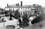 Das stattliche Empfangsgebäude von Hirschberg (heute: poln. Jelenia Góra) im Riesengebirge. Der Bahnhof war damals Durchgangsstation für die Strecke Görlitz - Hirschberg - Waldenburg, sowie Anschlußbahnhof für die Nebenbahnen nach Schreiberhau, Schmiedeberg/Landeshut und Löwenberg.  (1938) <i>Foto: RVM</i>