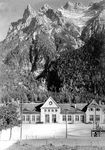 Blick durch die Bahnhofsstraße auf das Empfangsgebäude von Mittenwald vor der Kulisse des Karwendelgebirges. (1930) <i>Foto: RVM</i>