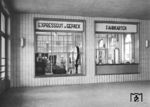 Blick in die Schalterhalle des Bahnhofs Mainz-Mombach an der linken Rheinstrecke vor dem Umbau. (1934) <i>Foto: Adam Raisch</i>