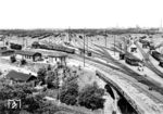 Der Nürnberger Rangierbahnhof zählt zu den weltweit größten und leistungsfähigsten Rangierbahnhöfen in Gefällebauart. Nach dem Vorbild von Dresden-Friedrichstadt wurden sowohl in rangiertechnischer Ausstattung wie auch in der Betriebsweise Sonderlösungen speziell für Nürnberg entwickelt oder adaptiert. Am 3. August 1903 wurde der Rangierbahnhof in Betrieb genommen. Um die Schäden nach dem 2. Weltkrieg schnell beheben zu können, wurden u.a. Streckengleise von der Frankenwaldbahn hier verbaut. Am linken Bildrand ist eine bayerische G 3/4H (Baureihe 54.15-17) zu erkennen. (1954) <i>Foto: Burger</i>