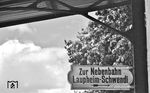 Hinweisschild am Bahnhof Bronnen.  (27.06.1971) <i>Foto: Burkhard Wollny</i>