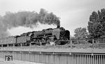 01 165 (Bw Berlin Ostbf) verlässt an der Alemannenstraße vor D 109 den Bahnhof Berlin-Wannsee in Richtung Nikolassee.  (26.07.1968) <i>Foto: Burkhard Wollny</i>