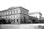 Nach Stuttgart gehört Mannheim Hbf zu den größten Knotenbahnhöfen im Südwesten Deutschlands. Das Empfangsgebäude, von dem heute noch einzelne Bauelemente stehen, wurde in den Jahren 1871 bis 1876 errichtet. 1927 wurde die Vorderfassade vollständig entfernt und 10 m weiter nach vorne versetzt, damit konnte die Grundfläche mehr als verdoppelt werden.  (1928) <i>Foto: RVM</i>