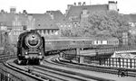 01 2114 vom Bw Berlin Ostbf beim "legalen Grenzübertritt" des D 118 (Berlin - Hannover) am S-Bahn-Haltepunkt Berlin-Lehrter Bf vor der Kulisse der Charité. Interessant ist auch der am Zugschluss laufende WRümh 132-Speisewagen mit Schriftzug "Trans-Europ-Express", bei dem die Klimaanlage mittels Dampfheizung funktionierte, da er für die notwendige Energieversorgung zwei Lichtmaschinen besaß. (04.06.1972) <i>Foto: Burkhard Wollny</i>