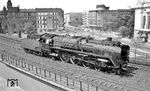 Blick aus dem Parkhaus am Bahnhof Zoo auf die umsetzende 01 2114.  (01.06.1972) <i>Foto: Burkhard Wollny</i>