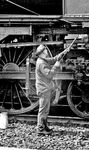 Abölen des Triebwerks der Ostberliner 01 2114 im Bahnhof Berlin-Zoologischer Garten. (02.06.1972) <i>Foto: Burkhard Wollny</i>