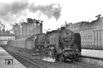 01 2114 (Bw Berlin Ostbahnhof) verlässt den Bahnhof Berlin Zoologischer Garten in Richtung Osten. Die Garnitur aus Bghw-Wagen bildete den P 4051 (Berlin Zoo ab 08.36 Uhr). Dieser war Zubringer zum D 51 "Meridian" (Belgrad - Malmö, Bln Ostbf ab 09.24 Uhr) und zum Ex 311 "Neptun" nach Kopenhagen, Bln Ostbf ab 09.49 Uhr. (01.06.1972) <i>Foto: Burkhard Wollny</i>