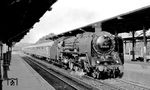 01 2114 vor dem D 118 nach Hannover bei der Durchfahrt im Bahnhof Berlin-Charlottenburg. (03.06.1972) <i>Foto: Burkhard Wollny</i>