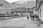 Turmbahnhof mit Hochperron der Arth-Rigi-Bahn im schweizerischen Arth-Goldau. Die Arth-Rigi-Bahn (ARB) ist eine Normalspur-Zahnradbahn, welche in Neigungen von bis zu 201 ‰ auf die 1800 m hohe Rigi in der Zentralschweiz führt. In der damals zünftigen Wandererkluft machen sich eine Gruppe bereit, von der SBB auf die Rigi-Bahn umzusteigen. (06.1956) <i>Foto: Kurt Eckert</i>