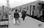 Szene aus dem Dortmunder Hauptbahnhof zu einer Zeit, wo noch überall geraucht werden durfte. (28.01.1974) <i>Foto: Johannes Glöckner</i>