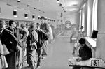 Bei einem Besuch von Walter Hollnagel in der Fahrkartenausgabe Dortmund Hbf fand er sein eigenes Bild eines VT 11 als Fotodekoration vor. (20.06.1962) <i>Foto: Walter Hollnagel</i>