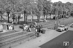 Blick von der Ziegelhofstraße auf den Bahnübergang Po 13 in Oldenburg. Die vorderen beiden Gleise führen nach Leer, das hintere Gleis nach Wilhelmshaven. Rechts geht's zum Hauptbahnhof, im Hintergrund liegt der Pferdemarkt. (23.05.1962) <i>Foto: Quebe</i>