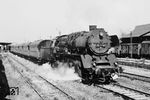 Die Zuggarnitur hätte eher einer Länderbahnlok zu Gesicht gestanden. In Quedlinburg kam aber "nur" 50 3542 (Umbau am 29.11.1958 aus 50 1279) daher.  (30.06.1966) <i>Foto: Will A. Reed</i>