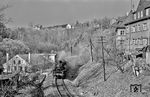 86 1361 passiert mit P 18767 das Einfahrsignal von Wolkenstein. (22.04.1976) <i>Foto: Joachim Bügel</i>