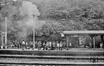 86 1361 hat mit P 18767 den Bahnhof Wolkenstein erreicht. Hier wird der Gegenzug aus Annaberg-Buchholz abgewartet. In Wolkenstein bestand damals noch Anschluß an die Schmalspurbahn nach Jöhstadt. Die Schulklasse vertreibt sich derweil die Zeit, das seltsame Treiben des Fotografens zu beobachten. (22.04.1976) <i>Foto: Joachim Bügel</i>