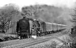 01 2118 rauscht mit D 924 (Dresden - Berlin - Rostock) nördlich von Weinböhla vorbei.  (20.04.1976) <i>Foto: Joachim Bügel</i>