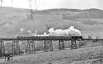 86 1361 mit P 16649 (Aue - Annaberg) auf dem 36 m hohen und 236 m langen Gerüstpfeilerviadukt bei Markersbach. (22.04.1976) <i>Foto: Joachim Bügel</i>