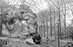 86 1270 kachelt mit P 16652 durch den Buchholzer Wald hinter dem Bahnhof Annaberg-Buchholz. Für die Performance am Regler sorgte damals der bekannte Auer Lokführer Günter Meyer.  (22.04.1976) <i>Foto: Joachim Bügel</i>