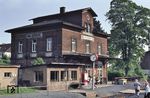 Das Empfangsgebäude von Waldershof an der Bahnstrecke Nürnberg – Kirchenlaibach - Marktredwitz - Cheb. (31.05.1985) <i>Foto: Peter Schiffer</i>