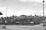 01 184 wurde am 08.06.1936 beim Bw Dresden-Altstadt in Dienst gestellt. Hier wartet die mittlerweile beim Bw Erfurt stationierte Lok in Bebra auf die Rückfahrt in die Heimat. Im April 1964 wurde sie in 01 522 umgebaut. (14.04.1959) <i>Foto: Joachim Claus</i>
