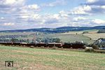 Landschaftsblick ins Vogtland bei Ellefeld nahe Falkenstein mit der vorbeiziehenden 50 3671 vor Ng 66333. (27.09.1982) <i>Foto: Wolfgang Bügel</i>