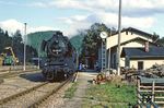 50 3543 ist mit P 17624 aus Aue im Bahnhof Blauenthal eingetroffen, der damaligen Endpunkt der Strecke. Wegen des Baus der Talsperre Eibenstock verkehrten am 27. September 1975 letztmals Züge bis Adorf, gleichzeitig wurde auch der Verkehr auf der Steilstrecke nach Eibenstock ob Bf eingestellt. (27.09.1982) <i>Foto: Wolfgang Bügel</i>