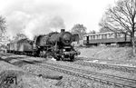 52 5215 (Oberschlesische Lokomotivwerke AG Kattowitz, Werk Krenau, Baujahr 1943, stationiert im Bw Bln-Grunewald) mit Steifrahmentender vor einem Güterzug im Berliner Westen bei Wannsee. (04.1965) <i>Foto: Horst Deckert</i>