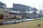 50 3604 rollt mit Ng 64342 das Zschopautal bei Hopfgarten hinab. (30.12.1982) <i>Foto: Wolfgang Bügel</i>