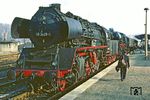 50 3529 und 35 1113 stehen vor P 15768 nach Riesa am Bahnsteig in Nossen bereit.  (31.12.1982) <i>Foto: Wolfgang Bügel</i>