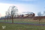 Leider fuhr der P 15768 nach Riesa immer ungünstig mit dem Licht, das hier auf dem Damm bei Oberstößwitz auch für eine seltsame Stimmung sorgte. (31.12.1982) <i>Foto: Wolfgang Bügel</i>