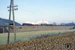 Dem Personenzug folgte 50 1298 mit Ng 62312 nach Riesa, der hier vor der Muldebrücke hinter Nossen vorbeidampft. Im Vordergrund verläuft das Streckengleis nach Döbeln. (31.12.1982) <i>Foto: Wolfgang Bügel</i>