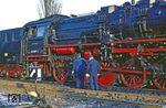 Triebwerkspflege an 50 3689 im Bahnhof Hainichen. Einige Jahre später ging selbst der Reichsbahn die rote Farbe aus und die Triebwerke kamen schmuddelbraun aus dem Ausbesserungswerk. Manchmal halfen dann nur die mitgebrachten Farbeimer westlicher Eisenbahnfreunde weiter. Die rote Triebwerksfarbe wurde übrigens mit Gründung der DRG im Jahre 1924 verbindlich eingeführt, um Risse im rollenden Material besser erkennen zu können. (31.12.1982) <i>Foto: Wolfgang Bügel</i>