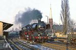 50 3689 entstand 1961 aus der 1940 bei Henschel in Kassel gebauten 50 547. Hier rangiert die nunmehr beim Bw Karl-Marx-Stadt beheimatete Reko-Lok zum Jahresausklang 1982 im Bahnhof Hainichen. (31.12.1982) <i>Foto: Wolfgang Bügel</i>