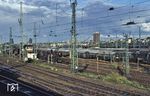 Blick auf den immer gut ausgelasteten Güterbahnhof Köln Gereon, der 1859 als "Central-Güter-Bahnhof" im Zentrum Kölns eröffnet worden war und bis Oktober 1987 in Betrieb war. Heute befindet sich auf dem Gelände der "Mediapark". (25.08.1985) <i>Foto: Peter Schiffer</i>