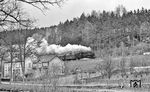 Der damals noch überschaubare Straßenverkehr machte es möglich, dass P 18767 vor Warmbad erneut vor die Linse kam.  (22.04.1976) <i>Foto: Joachim Bügel</i>