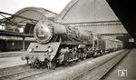 In der Mittehalle des Dresdener Hauptbahnhofs steht 22 056 (Bw Dresden-Altstadt) mit einem Eilzug abfahrbereit. Die frühere 39 002 wurde im Raw Meiningen "rekonstruiert", mit einem "Reko-Kessel" (Neubaukessel) ausgerüstet und hat am 20.07.1960 mit neuer Betriebsnummer 22 056 das Reichsbahnausbesserungswerk verlassen. Im September 1971 wurde die inzwischen in 39 1056-9 umgenummerte Lok beim Bw Saalfeld (Saale) abgestellt, aber erst 1979 verschrottet. (20.08.1965) <i>Foto: Hans-Reinhard Ehlers (Sammlung Ludger Kenning)</i>