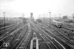 SVT 137 273 der Deutschen Reichsbahn (Bauart Köln) fährt als FDt 65 nach Berlin aus dem Bahnhof Hamburg-Altona. (12.05.1961) <i>Foto: Detlev Luckmann</i>