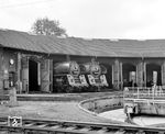 Obwohl die DB nach der Aufnahme des elektrischen Betriebes auf der Nord-Südstrecke zum Sommerfahrplan im Mai 1963 ihre hochwertigen Dampfloks aus Bebra abzog und die letzten 44er sich 1968 verabschiedeten, wurde das Bw noch bis 1973 noch von den vor Interzonenzügen eingesetzten Dampfloks der DR angefahren und genutzt. Bis zum Sommerfahrplan 1973 war diese Szene der vor dem Schuppen stehenden Erfurter 01.5 (hier 01 0523 und 01 533) Alltag. (14.05.1972) <i>Foto: Dieter Kempf</i>