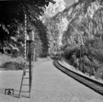 Der Bahnhof Johnsbach im steirischen Gesäuse mit einer Signallampe am Bahnsteig, die noch Rätsel aufgibt. (26.08.1961) <i>Foto: Detlev Luckmann</i>