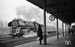 01 1518 eilt mit einem Schnellzug nach Dresden durch Berlin-Rummelsburg. (12.1975) <i>Foto: Burkhard Wollny</i>