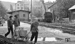 Während 94 2105 mit dem Abbau der Gleise in Eibenstock oberer Bf beschäftigt ist, werden auch noch andere Materialen vorsorglich sichergestellt... Der Rückbau der Steilstrecke Eibenstock erfolgte 1975 recht gründlich, es blieben nur die 4 Gebäude des oberen Bahnhofs stehen. Nach der Wende wurden auch drei dieser Sachzeugen abgerissen (Güterschuppen, Lokschuppen und Privatgüterschuppen), sodass nur noch das ehemalige Empfangsgebäude erhalten geblieben ist. Es ist heute ein Wohn- und Geschäftshaus. (10.1975) <i>Foto: Burkhard Wollny</i>