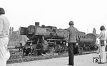 Am S-Bahn-Bahnsteig F in Berlin-Ostkreuz rollt 52 1379 (Borsig, Berlin, Abnahme am 31.05.1943) an den wartenden Fahrgästen in Richtung Frankfurter Allee vorbei. (07.1975) <i>Foto: Burkhard Wollny</i>