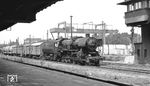 Die Schöneweider 52 2850 (Henschel, Baujahr 1944) mit einem Güterzug in Berlin Frankfurter Allee. Von 1968 bis 1970 entstand hier der erste Containerbahnhof der DDR (im Hintergrund sichtbar). Nach der politischen Wende verlor der Bahnhof seine Bedeutung. Am 31. Dezember 1999 wurde er geschlossen. Die Deutsche Bahn AG als Eigentümer der Fläche ließ in den folgenden Jahren alle Gleise, Krananlagen, Lagergebäude und das Stellwerk beseitigen.  (07.1975) <i>Foto: Burkhard Wollny</i>