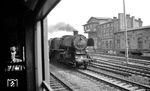 Der Blick aus der S-Bahn auf die an der Greifswalder Straße in Berlin wartende 52 4817. (07.1975) <i>Foto: Burkhard Wollny</i>