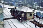 65 1057 wurde am 15.06.1957 in Dienst gestellt und überlebte im Bahnbetriebswagenwerk Löbau als Heizlok. Im September 1991 wurde sie an die Berliner Eisenbahnfreunde, Basdorf, verkauft. Im Jahr zuvor weilte sie nochmals im RAW Meiningen und kehrt hier gerade von einer Probefahrt zurück. (20.12.1990) <i>Foto: Manfred Kantel</i>