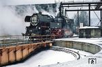65 1057 im RAW Meiningen. Andere Quellen sprechen von einer Inbetriebnahme der Lok am 01.04.1957 beim Dresden-Altstadt und einen Einsatz als Heizlok in der Est Luckau des Bw Cottbus. Einzig stimmig scheint zu sein, dass die Lok nach ihrer offiziellen Ausmusterung am 16.09.1991 zu den Berliner Eisenbahnfreunden kam. (20.12.1990) <i>Foto: Manfred Kantel</i>